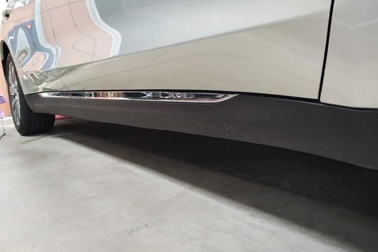 Used Hongqi E-QM5 2022 431 km Charge & Enjoy Edition Right Side Sill