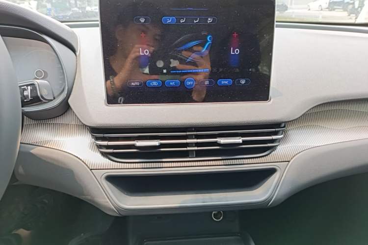 Used Hongqi E-QM5 2023 Base Travel Edition Audio And AC Panel