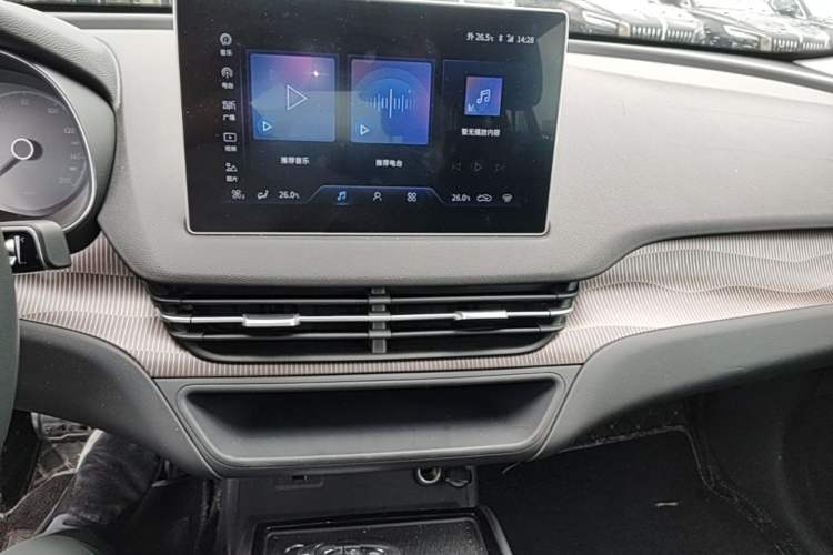 Used Hongqi E-QM5 2023 Revised Version Basic Travel Edition Audio And AC Panel