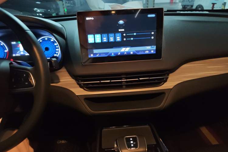 Used Hongqi E-QM5 2023 620km PLUS Audio And AC Panel