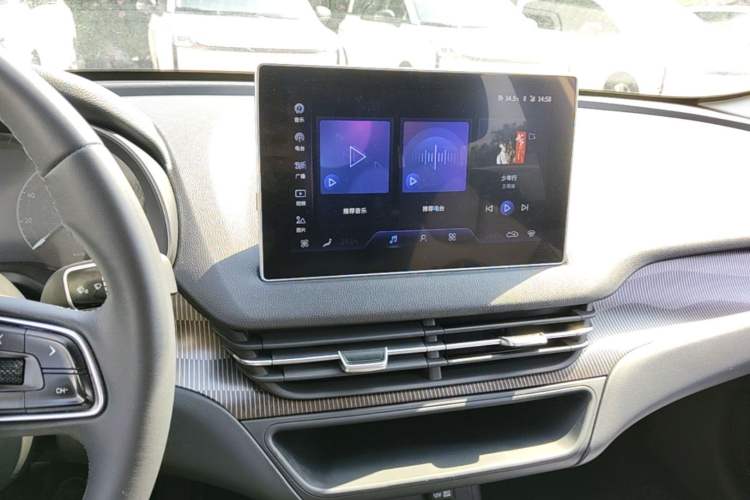 Used Hongqi E-QM5 2023 Revised Version Basic Travel Edition Audio And AC Panel