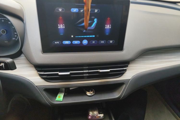 Used Hongqi E-QM5 2023 620km PLUS Audio And AC Panel