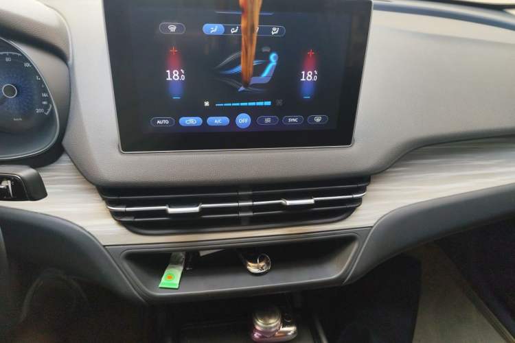 Used Hongqi E-QM5 2023 620km PLUS Audio And AC Panel
