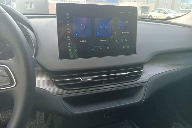 Used Hongqi E-QM5 2023 Base Travel Edition Audio And AC Panel