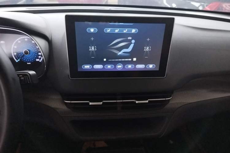 Used Hongqi E-QM5 2023 Base Travel Edition Audio And AC Panel