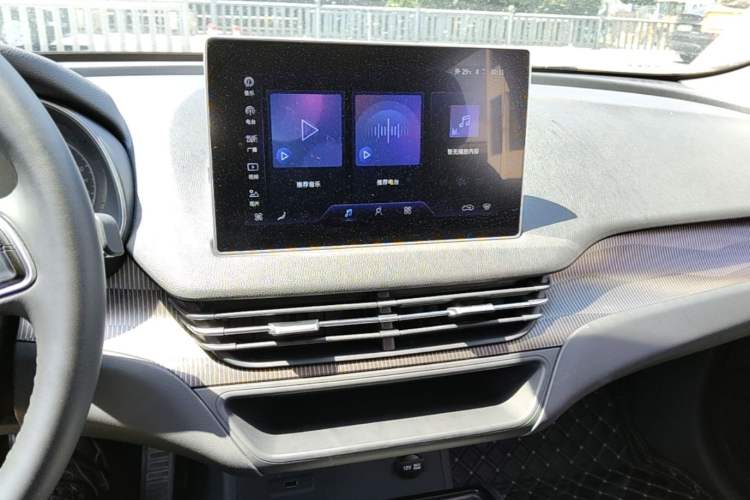 Used Hongqi E-QM5 2023 Revised Version Basic Travel Edition Audio And AC Panel