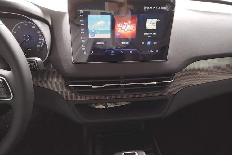 Used Hongqi E-QM5 2023 Revised Version Basic Travel Edition Audio And AC Panel
