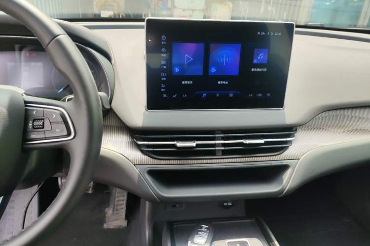 Used Hongqi E-QM5 2023 Revised Version Basic Travel Edition Audio And AC Panel