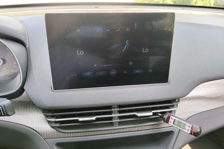 Used Hongqi E-QM5 2023 Revised Version Basic Travel Edition Audio And AC Panel
