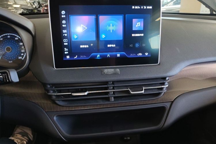 Used Hongqi E-QM5 2023 Revised Version Basic Travel Edition Audio And AC Panel