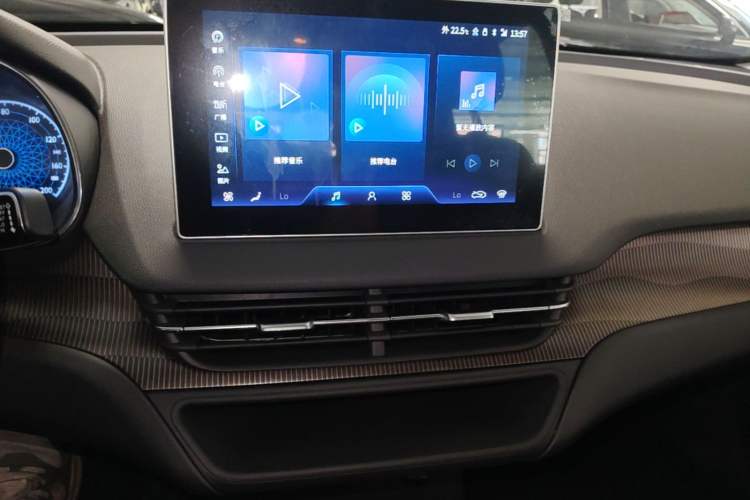 Used Hongqi E-QM5 2023 Revised Version Basic Travel Edition Audio And AC Panel