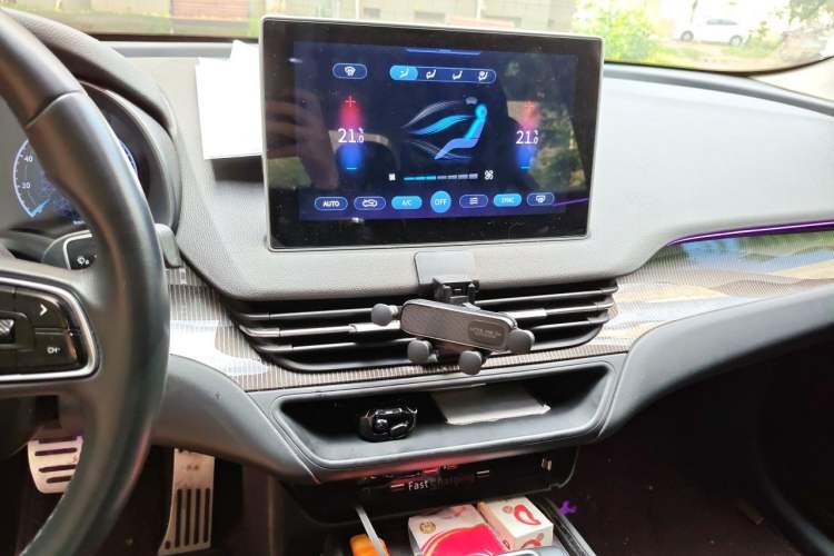 Used Hongqi E-QM5 2023 Revised Version Basic Travel Edition Audio And AC Panel