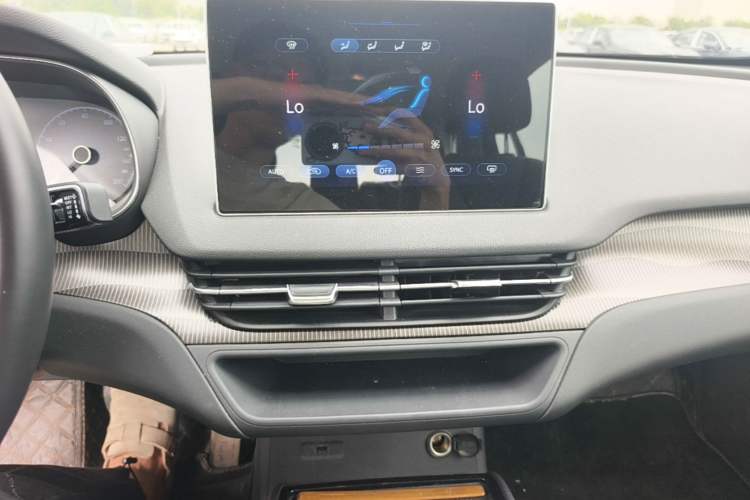 Used Hongqi E-QM5 2023 Revised Version Basic Travel Edition Audio And AC Panel