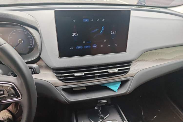 Used Hongqi E-QM5 2023 Revised Version Basic Travel Edition Audio And AC Panel