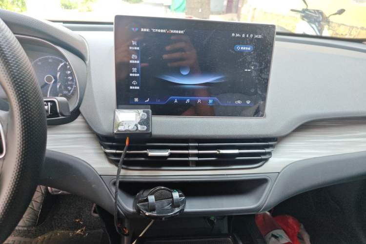 Used Hongqi E-QM5 2023 620km PLUS Audio And AC Panel
