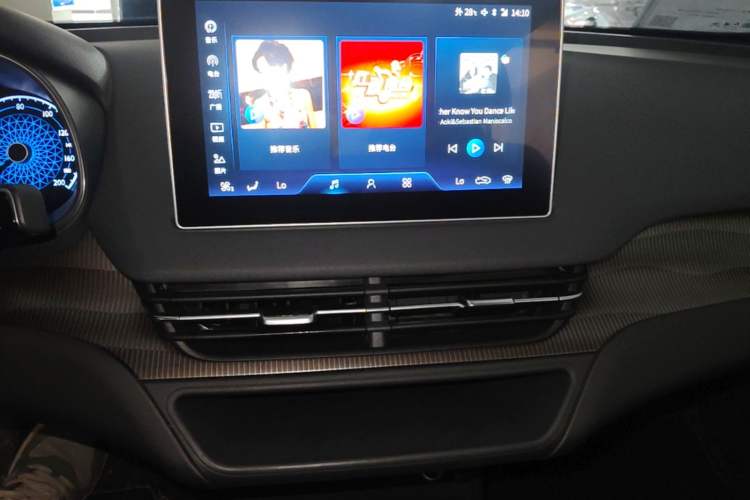 Used Hongqi E-QM5 2023 Base Travel Edition Audio And AC Panel