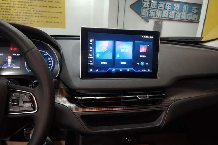 Used Hongqi E-QM5 2023 Revised Version Basic Travel Edition Audio And AC Panel