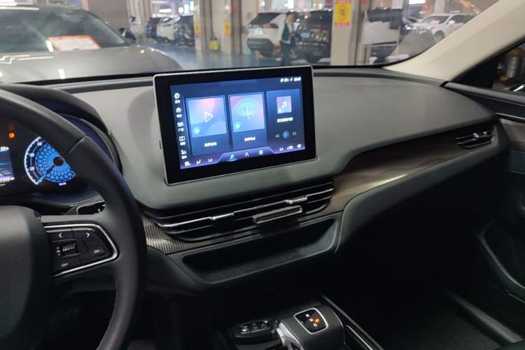 Used Hongqi E-QM5 2023 Revised Version Basic Travel Edition Audio And AC Panel