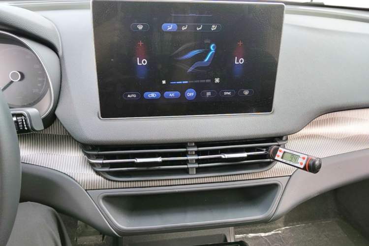 Used Hongqi E-QM5 2023 Revised Version Basic Travel Edition Audio And AC Panel