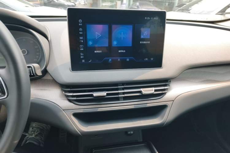 Used Hongqi E-QM5 2023 Revised Version Basic Travel Edition Audio And AC Panel