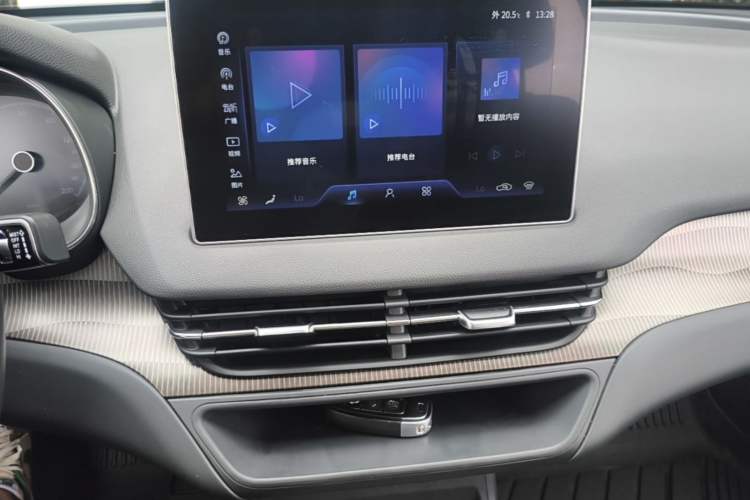 Used Hongqi E-QM5 2023 Base Travel Edition Audio And AC Panel