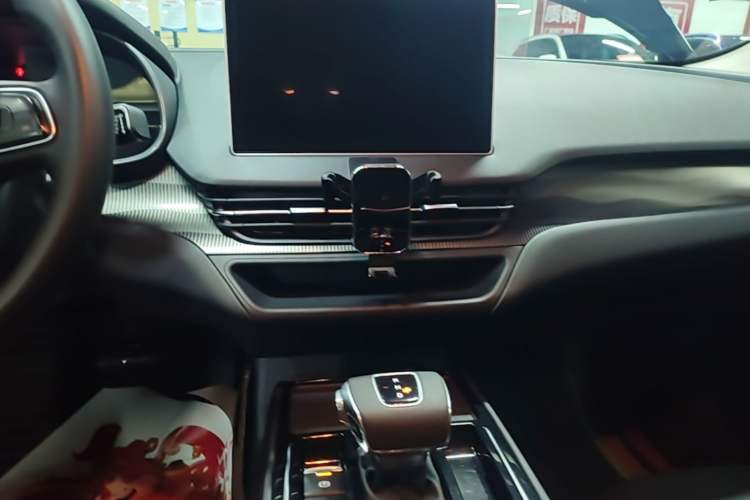Used Hongqi E-QM5 2023 Revised Version Basic Travel Edition Audio And AC Panel
