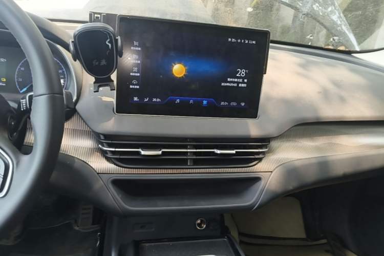 Used Hongqi E-QM5 2023 Base Travel Edition Audio And AC Panel