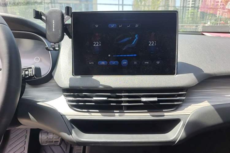 Used Hongqi E-QM5 2023 620km PLUS Audio And AC Panel