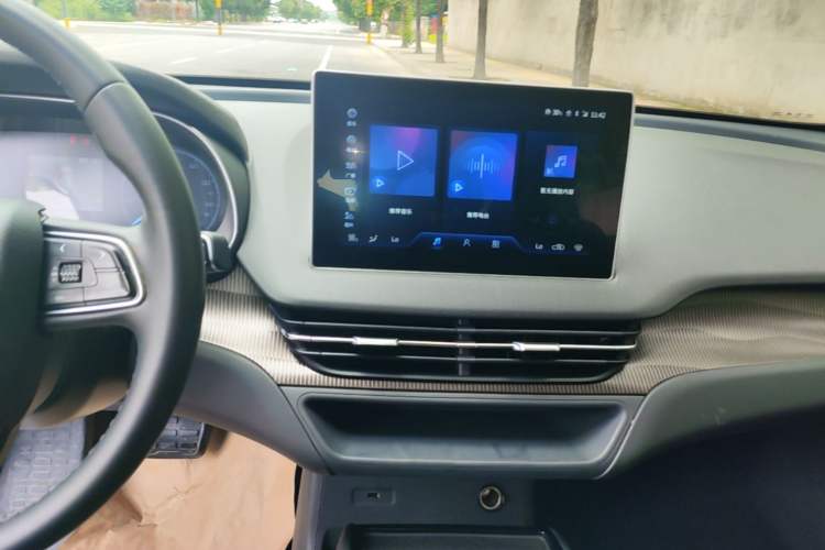Used Hongqi E-QM5 2023 Revised Version Basic Travel Edition Audio And AC Panel