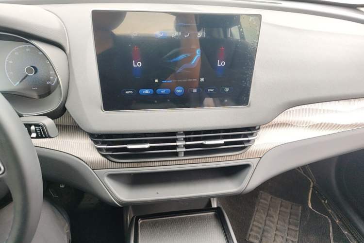 Used Hongqi E-QM5 2023 Revised Version Basic Travel Edition Audio And AC Panel