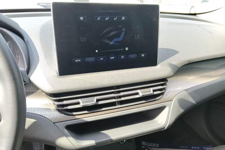 Used Hongqi E-QM5 2023 Base Travel Edition Audio And AC Panel
