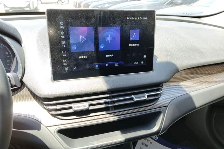 Used Hongqi E-QM5 2023 Revised Version Basic Travel Edition Audio And AC Panel