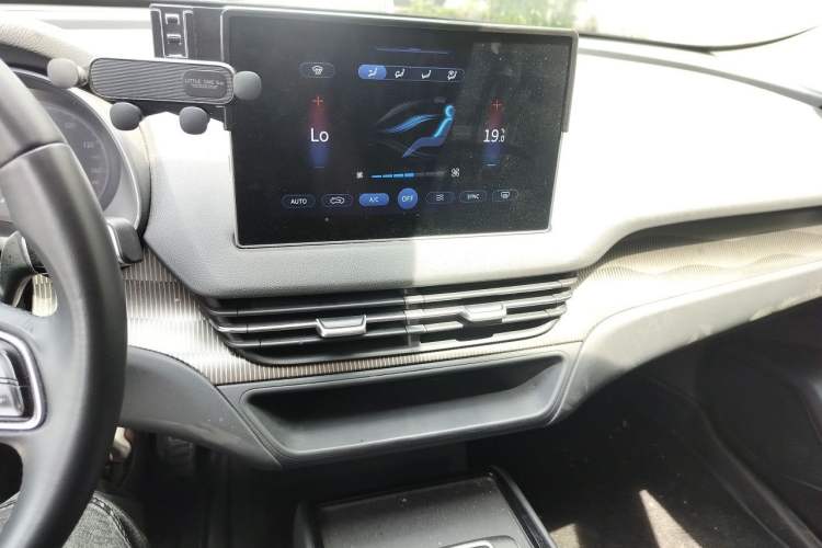 Used Hongqi E-QM5 2023 Revised Version Basic Travel Edition Audio And AC Panel