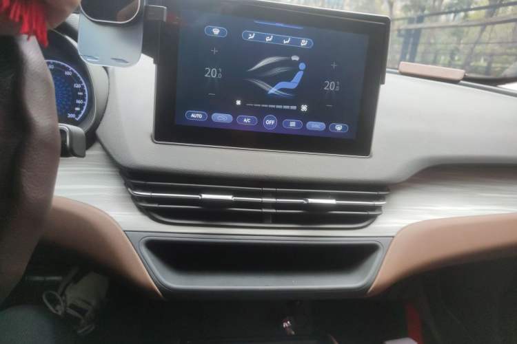 Used Hongqi E-QM5 2023 620km PLUS Audio And AC Panel