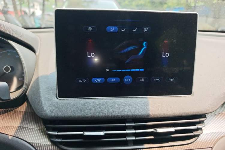 Used Hongqi E-QM5 2023 Base Travel Edition Audio And AC Panel