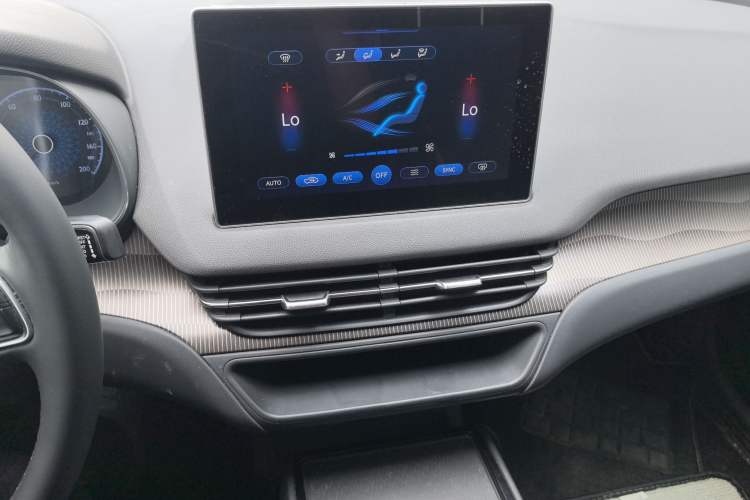 Used Hongqi E-QM5 2023 Revised Version Basic Travel Edition Audio And AC Panel