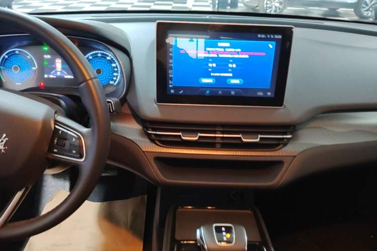 Used Hongqi E-QM5 2023 Revised Version Basic Travel Edition Audio And AC Panel