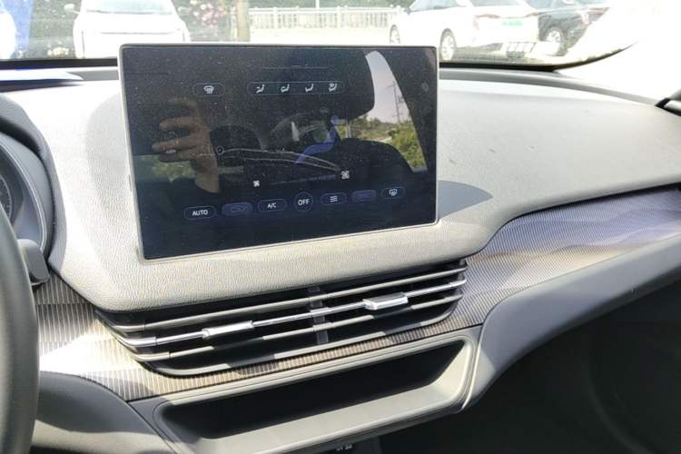 Used Hongqi E-QM5 2023 Revised Version Basic Travel Edition Audio And AC Panel