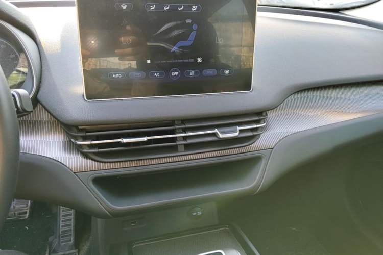Used Hongqi E-QM5 2023 Revised Version Basic Travel Edition Audio And AC Panel