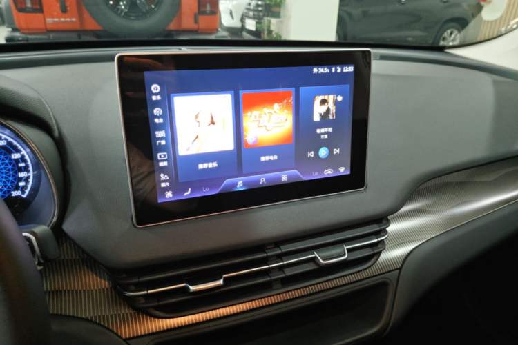 Used Hongqi E-QM5 2023 Revised Version Basic Travel Edition Audio And AC Panel
