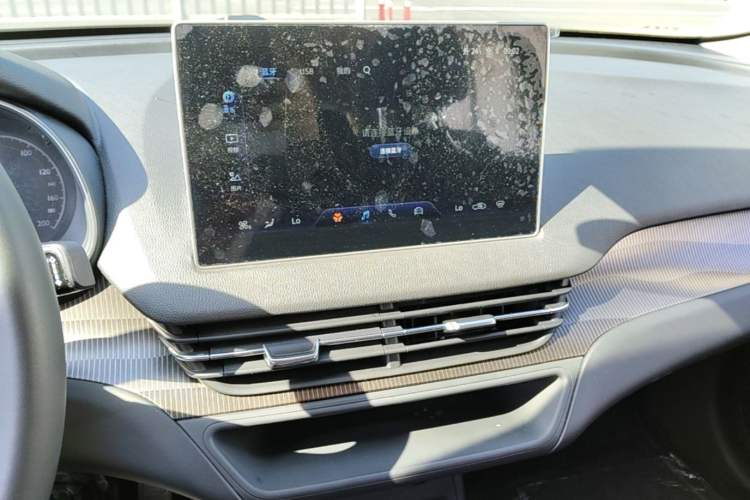 Used Hongqi E-QM5 2023 Revised Version Basic Travel Edition Audio And AC Panel