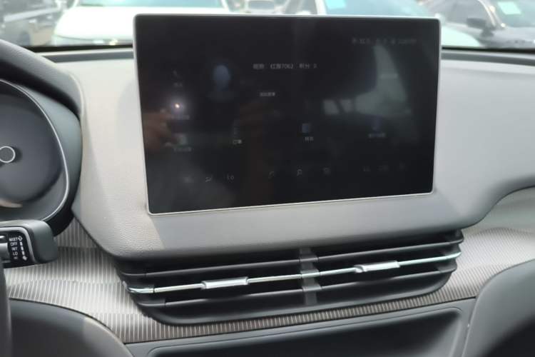Used Hongqi E-QM5 2023 Revised Version Basic Travel Edition Audio And AC Panel