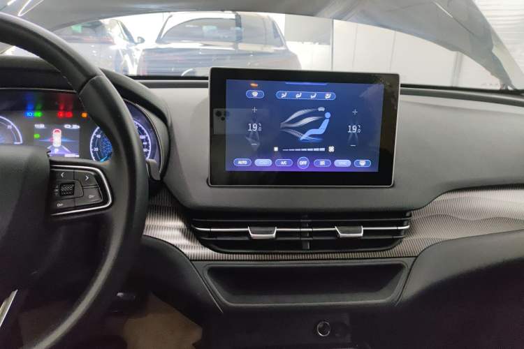 Used Hongqi E-QM5 2023 Revised Version Basic Travel Edition Audio And AC Panel