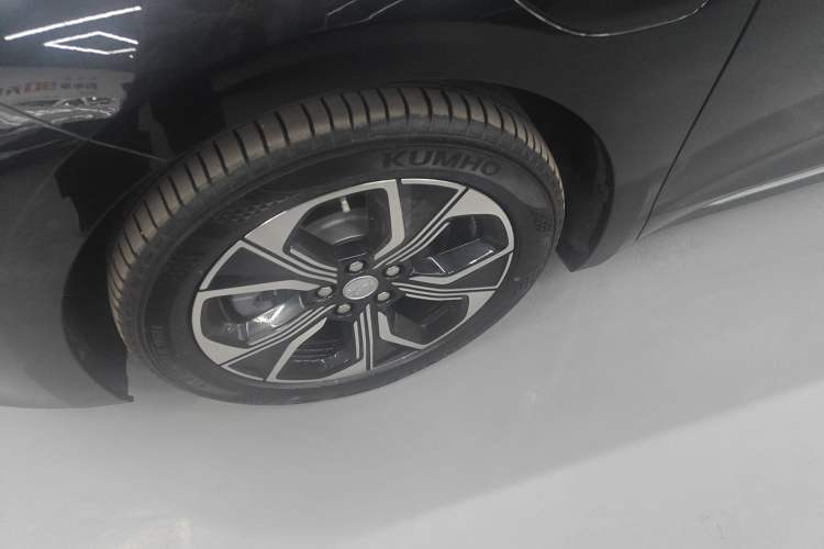 Used Hongqi E-QM5 2023 Base Travel Edition Exterior 4