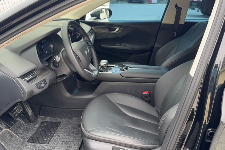 Used Hongqi E-QM5 2023 Base Travel Edition Interior 10