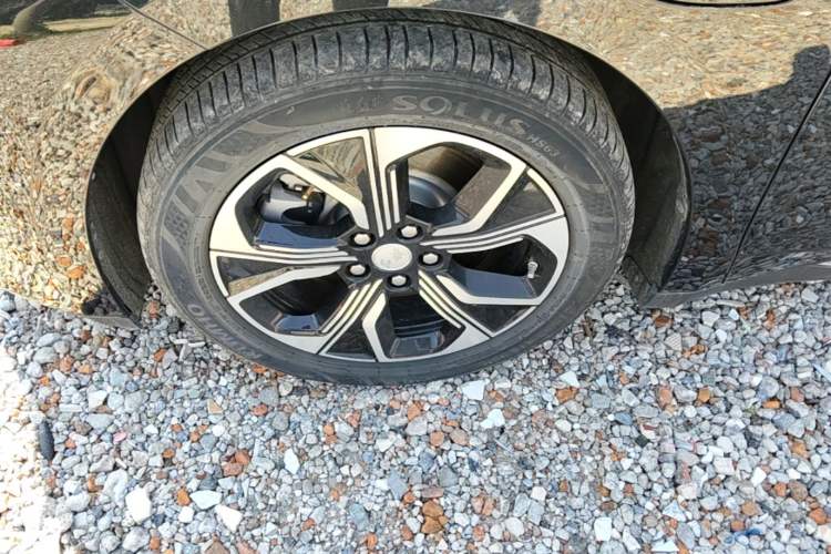 Used Hongqi E-QM5 2023 Revised Version Basic Travel Edition Left Front Wheel Hub