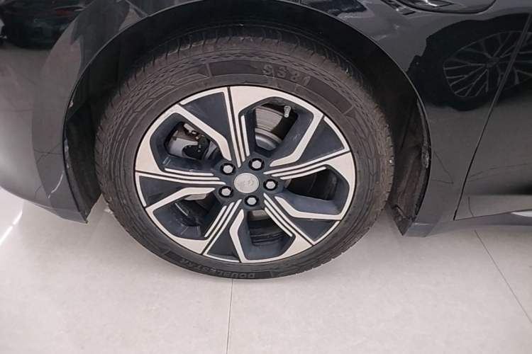 Used Hongqi E-QM5 2023 Base Travel Edition Left Front Wheel Hub