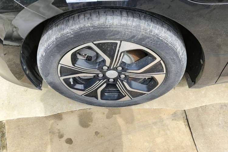 Used Hongqi E-QM5 2023 Revised Version Basic Travel Edition Left Front Wheel Hub