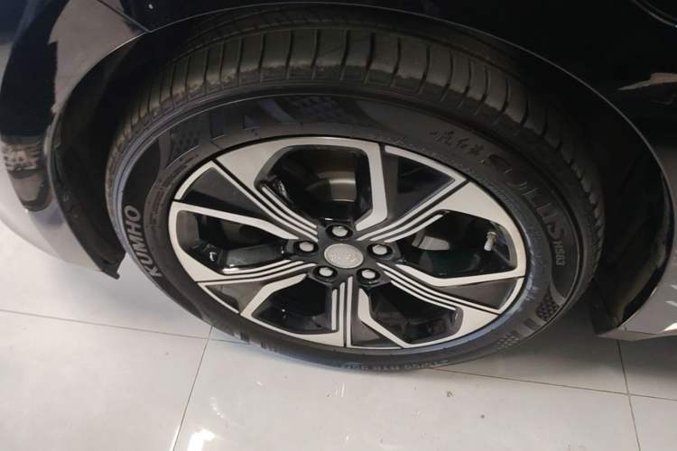 Used Hongqi E-QM5 2023 Revised Version Basic Travel Edition Left Front Wheel Hub