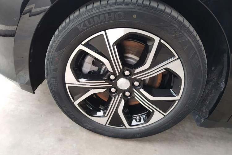 Used Hongqi E-QM5 2023 Revised Version Basic Travel Edition Left Front Wheel Hub